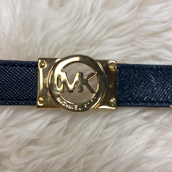 ❣️MICHAEL KORS GOLD TONED EMBLEM AND LEATHER WRISTBAND BRACELET 🎀 - Picture 2 of 3